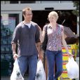  Exclu : Michael Vartan et la belle Lauren Skaar à la sortie d'un supermarché, à Los Angeles, le 1er mai 2010. 