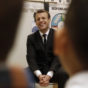 Le président Emmanuel Macron visite l'école maternelle Emelie à Paris le 27 mars 2018. © Christophe Ena / Pool / Bestimage