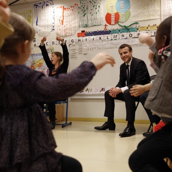 Le président Emmanuel Macron visite l'école maternelle Emelie à Paris le 27 mars 2018. © Christophe Ena / Pool / Bestimage