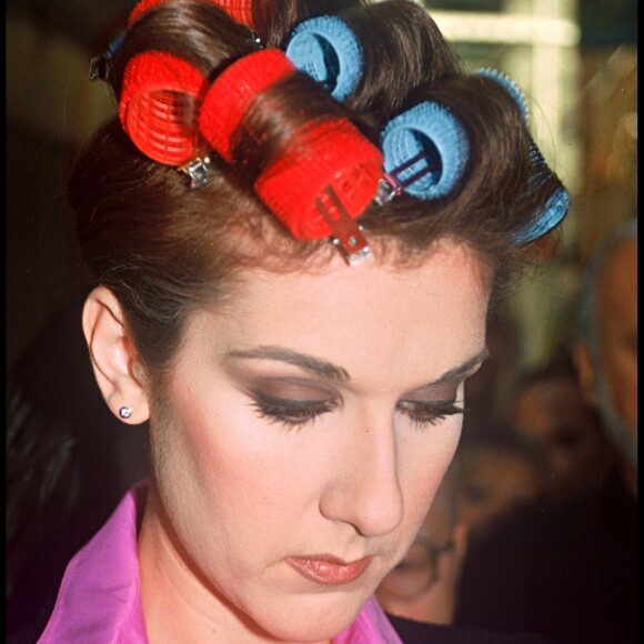 Archives - Céline Dion avec ses bigoudis sur la tête avant son concert à Londres, en 1995