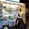 Céline Dion dévore un hot dog dans les rues de New York après le MET Gala, en mai 2017