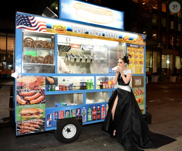 Céline Dion dévore un hot dog dans les rues de New York après le MET Gala, en mai 2017