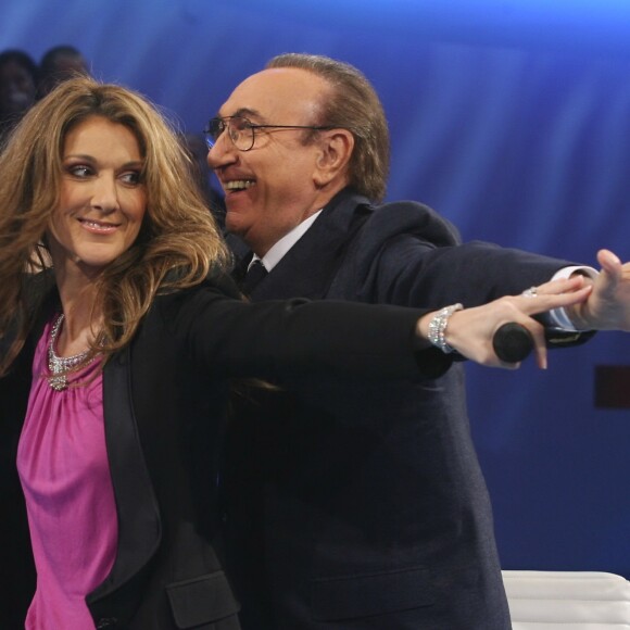 Céline Dion sur le plateau de l'émission Domenica In, en Italie, avec Pippo Baudo, en 2007