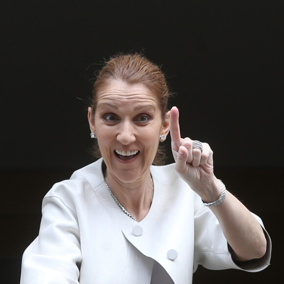 Semi Exclusif - Céline Dion pose dans sa chambre d'hôtel à Paris le 25 juin 2016.