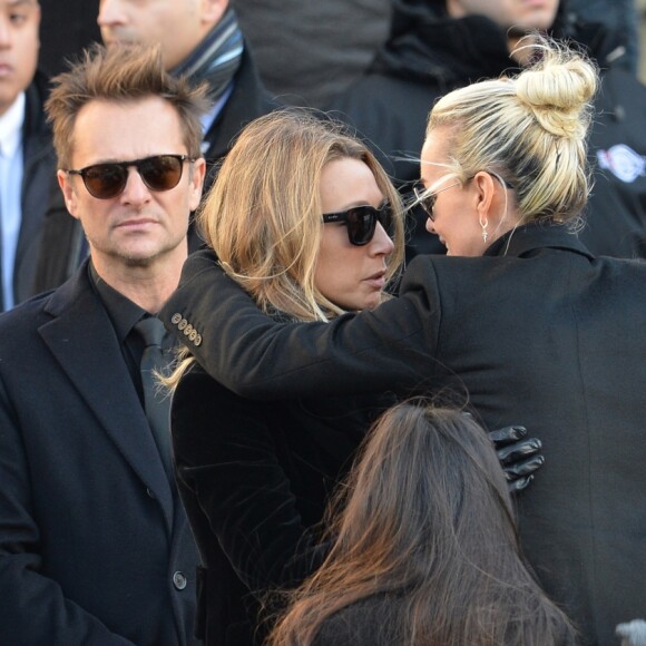 Le président Emmanuel Macron, David Hallyday, Laura Smet, Laeticia Hallyday et ses filles Joy et Jade - Arrivées des personnalités en l'église de La Madeleine pour les obsèques de Johnny Hallyday à Paris le 8 decembre 2017. © Veeren/Bestimage