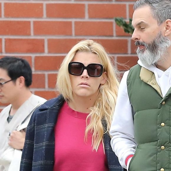 Exclusif - Busy Philipps et son mari Marc Silverstein font du shopping dans les rues de Beverly Hills, le 20 mars 2018