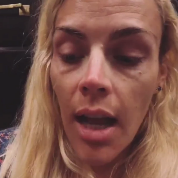 Busy Philipps, en larmes, explique avoir oublié les peluches de sa fille Birdie à l'hôtel à Hawaï le 1er avril 2018