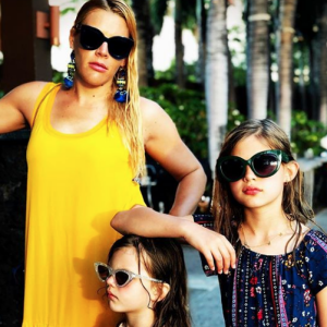 Busy Philipps et ses filles Birdie et Cricket en vacances à Hawaï. Mars 2018.