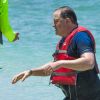 Brendan Fraser, méconnaissable, passe des vacances en famille à La Barbade avec ses fils Griffin et Holden sur la plage. Le 23 mars 2018