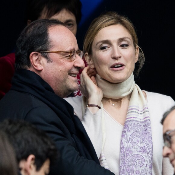 François Hollande et Julie Gayet lors du tournoi des six nations de rugby, la France contre l'Angleterre au Stade de France à Saint-Denis, Seine Saint-Denis, France, le 10 mars 2018. Les Bleus s'imposent 22-16. © Cyril Moreau/Bestimage