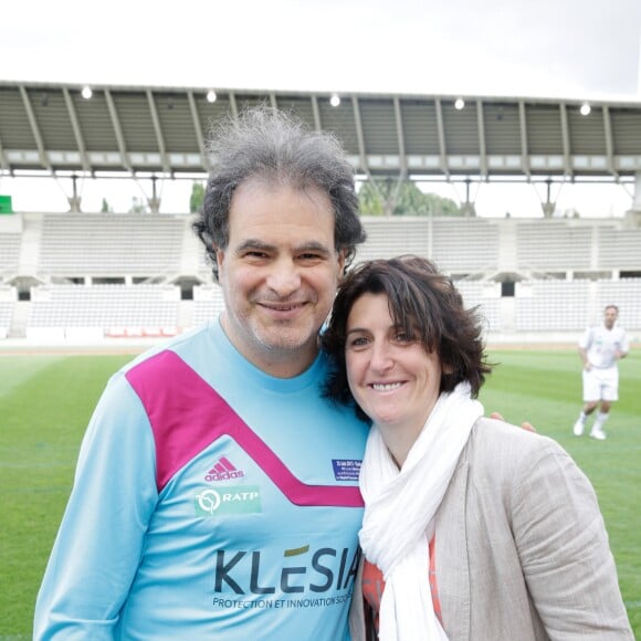 Raphaël Mezrahi et Marinette Pichon lors du match de football de bienfaisance, opposant le Varietes Club De France et la sélection republicaine composee de ministres, anciens ministres et deputes au Stade Charlety, Paris, France le 25 juin 2013.