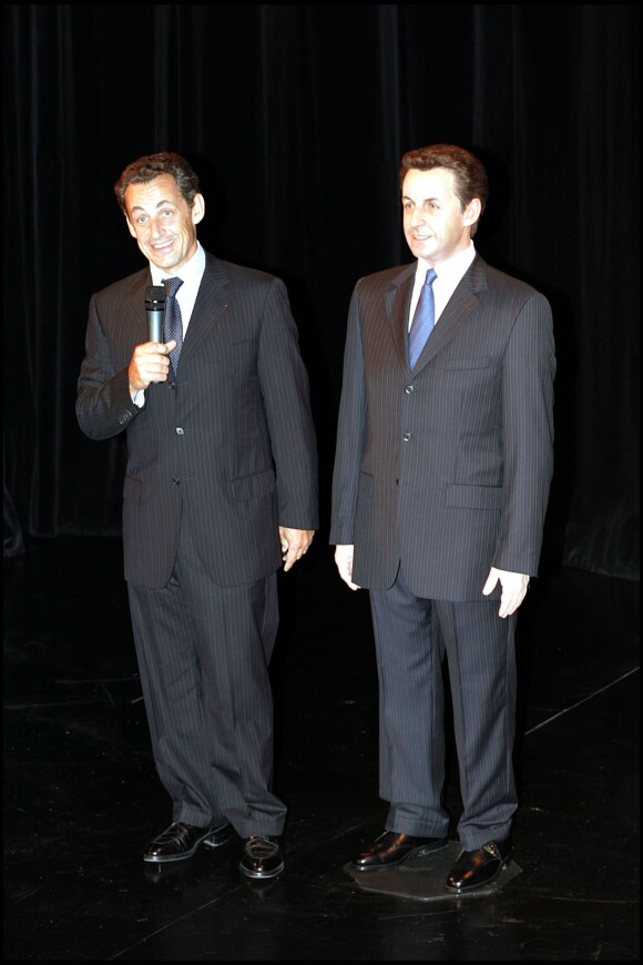 Nicolas Sarkozy avec son double de cire au musée Grévin, à Paris le 12 juillet 2006.