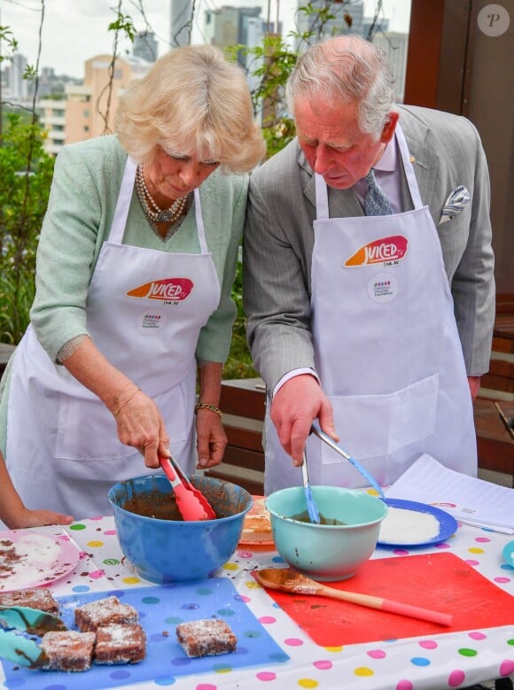 Le prince Charles et Camilla Parker Bowles, duchesse de Cornouailles, lors d'une cérémonie de bienvenue à Brisbane en Australie le 5 avril 2018, au début de leur visite officielle dans le cadre de la tenue des Jeux du Commonwealth 2018.