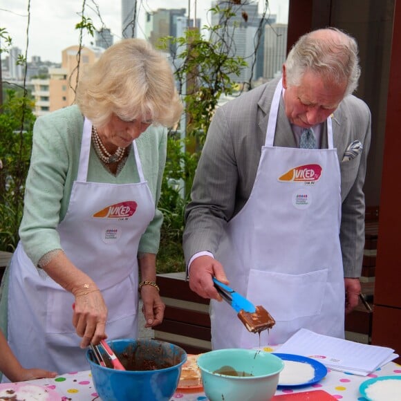 Le prince Charles et Camilla Parker Bowles, duchesse de Cornouailles, lors d'une cérémonie de bienvenue à Brisbane en Australie le 5 avril 2018, au début de leur visite officielle dans le cadre de la tenue des Jeux du Commonwealth 2018.