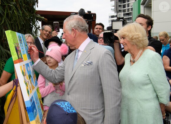 Le prince Charles et Camilla Parker Bowles, duchesse de Cornouailles, lors d'une cérémonie de bienvenue à Brisbane en Australie le 5 avril 2018, au début de leur visite officielle dans le cadre de la tenue des Jeux du Commonwealth 2018.