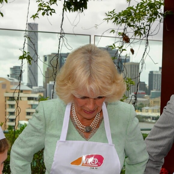 Le prince Charles et Camilla Parker Bowles, duchesse de Cornouailles, lors d'une cérémonie de bienvenue à Brisbane en Australie le 5 avril 2018, au début de leur visite officielle dans le cadre de la tenue des Jeux du Commonwealth 2018.