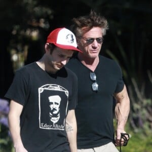 Sean Penn et son fils Hopper promènent leur chien à Malibu le 28 janvier 2018. © CPA/Bestimage