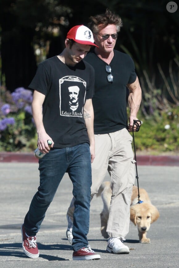 Sean Penn et son fils Hopper promènent leur chien à Malibu le 28 janvier 2018. © CPA/Bestimage