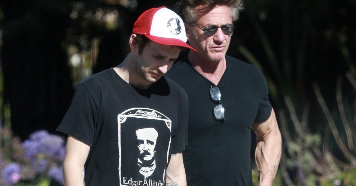 Sean Penn et son fils Hopper promènent leur chien à Malibu le 28