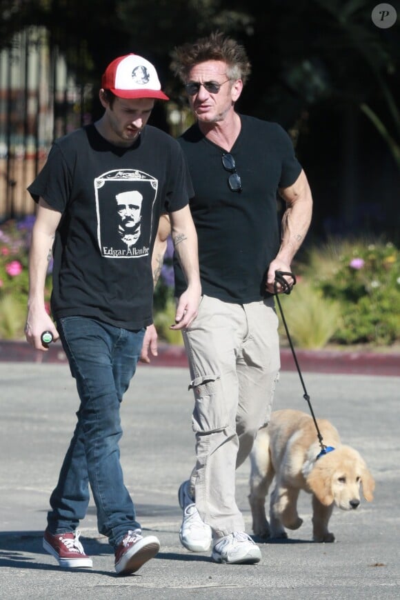 Sean Penn et son fils Hopper promènent leur chien à Malibu le 28 janvier 2018. © CPA/Bestimage