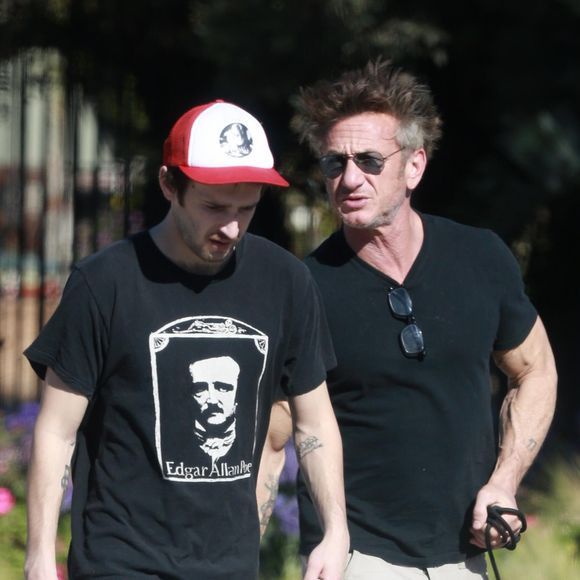Sean Penn et son fils Hopper promènent leur chien à Malibu le 28 janvier 2018. © CPA/Bestimage