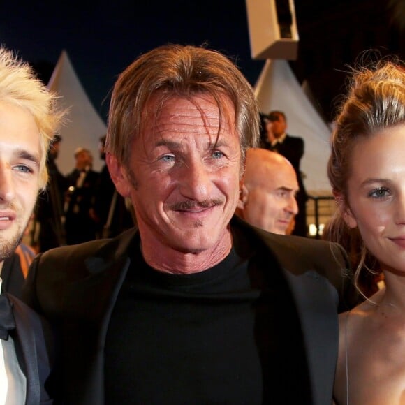 Sean Penn et ses enfants Hopper Jack Penn et Dylan Penn - Descente des marches du film "The Last Face" lors du 69e Festival International du Film de Cannes. Le 20 mai 2016. © Olivier Borde-Cyril Moreau/Bestimage