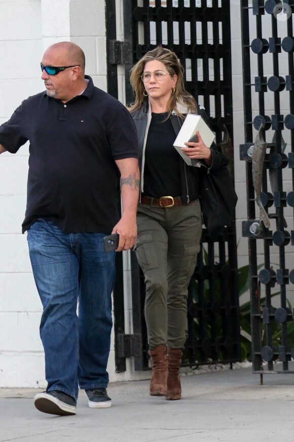 Jennifer Aniston à la sortie du salon de coiffure Balayage By Nancy Braun à Beverly Hills, le 5 avril 2018.