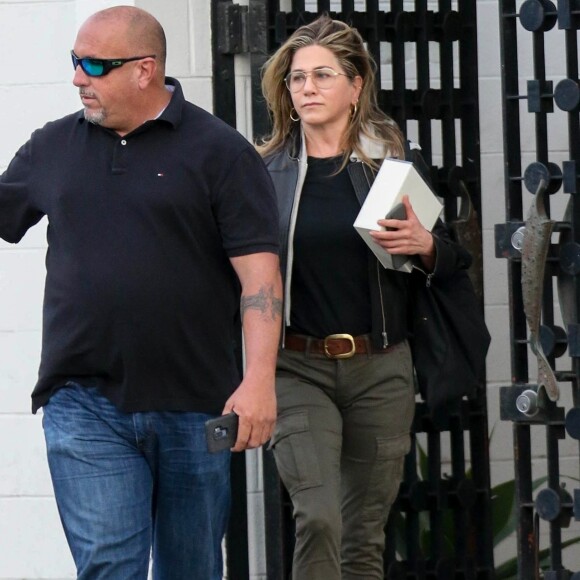 Jennifer Aniston à la sortie du salon de coiffure Balayage By Nancy Braun à Beverly Hills, le 5 avril 2018.