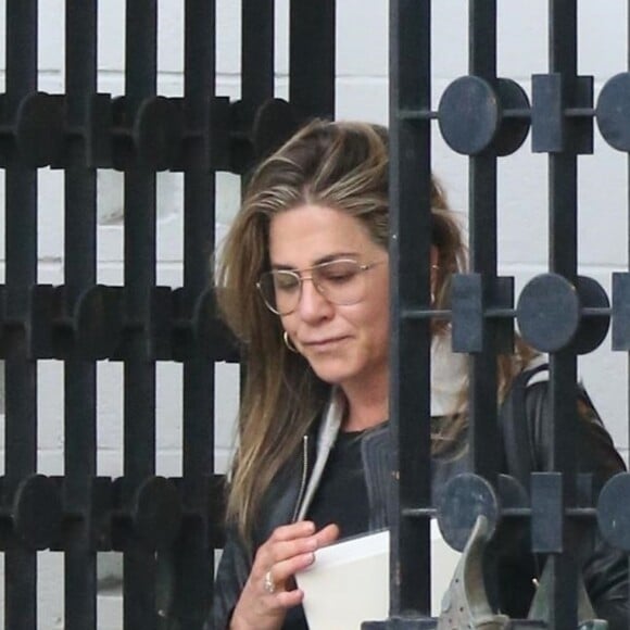 Jennifer Aniston à la sortie du salon de coiffure Balayage By Nancy Braun à Beverly Hills, le 5 avril 2018.