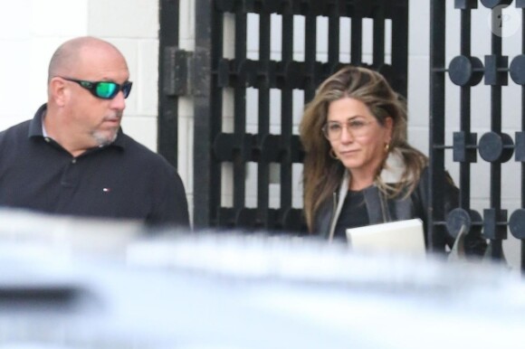 Jennifer Aniston à la sortie du salon de coiffure Balayage By Nancy Braun à Beverly Hills, le 5 avril 2018.