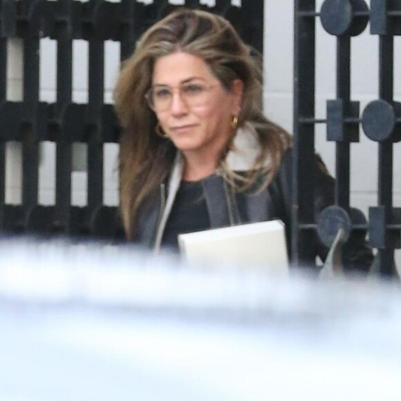 Jennifer Aniston à la sortie du salon de coiffure Balayage By Nancy Braun à Beverly Hills, le 5 avril 2018.