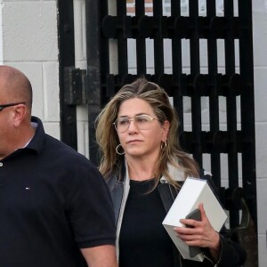 Jennifer Aniston à la sortie du salon de coiffure Balayage By Nancy Braun à Beverly Hills, le 5 avril 2018.