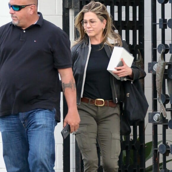 Jennifer Aniston à la sortie du salon de coiffure Balayage By Nancy Braun à Beverly Hills, le 5 avril 2018.