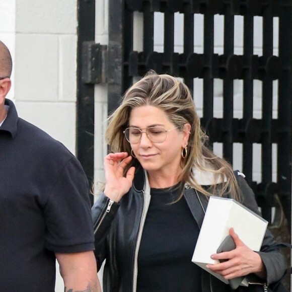 Jennifer Aniston à la sortie du salon de coiffure Balayage By Nancy Braun à Beverly Hills, le 5 avril 2018.