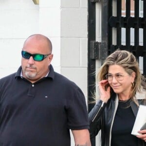 Jennifer Aniston à la sortie du salon de coiffure Balayage By Nancy Braun à Beverly Hills, le 5 avril 2018.