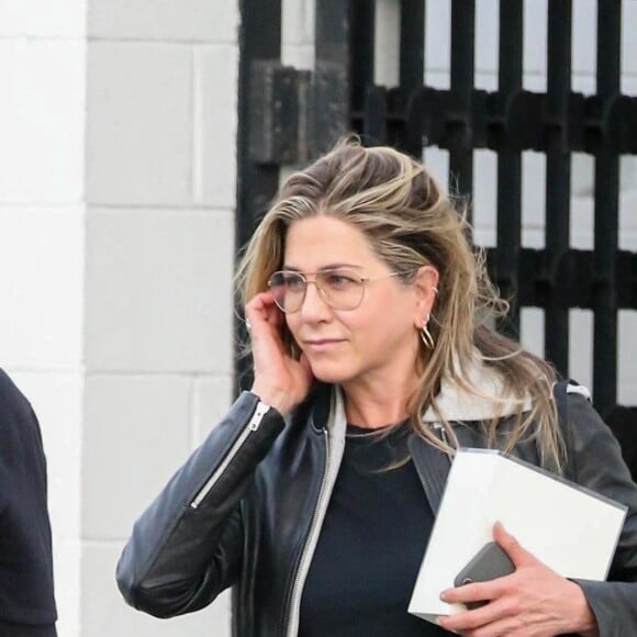 Jennifer Aniston à la sortie du salon de coiffure Balayage By Nancy Braun à Beverly Hills, le 5 avril 2018.