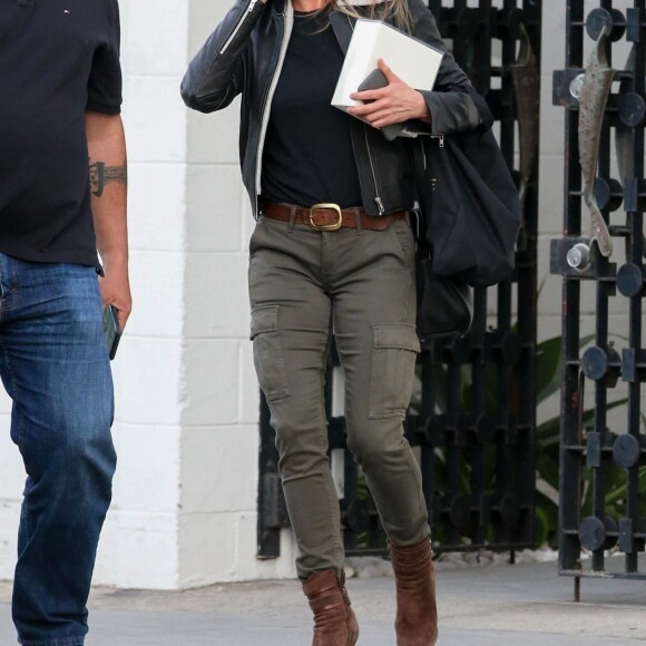 Jennifer Aniston à la sortie du salon de coiffure Balayage By Nancy Braun à Beverly Hills, le 5 avril 2018.