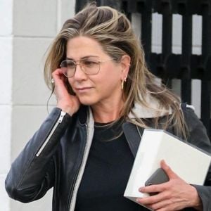 Jennifer Aniston à la sortie du salon de coiffure Balayage By Nancy Braun à Beverly Hills, le 5 avril 2018.