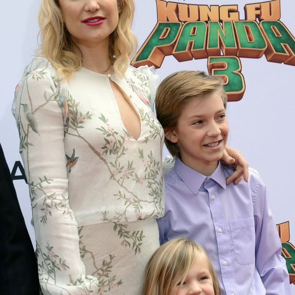 Kate Hudson et ses enfants Ryder Robinson et Bingham Bellamy lors la première de Kung Fu Panda 3 au théâtre "TCL Chinese" de Hollywood le 16 janvier 2016.