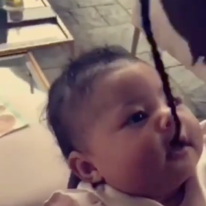 Stormi Webster dans les bras de son papa Travis Scott. 1er avril 2018.