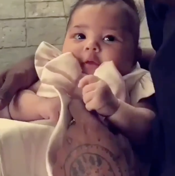 Stormi Webster dans les bras de son papa Travis Scott. 1er avril 2018.