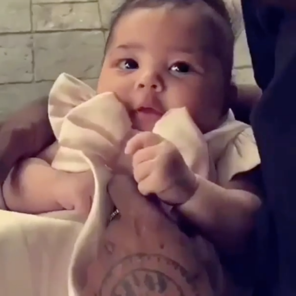 Stormi Webster dans les bras de son papa Travis Scott. 1er avril 2018.