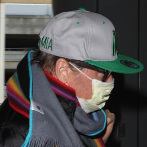 Exclusif - Val Kilmer porte un masque à son arrivée à l'aéroport de LAX à Los Angeles le 21 février 2018