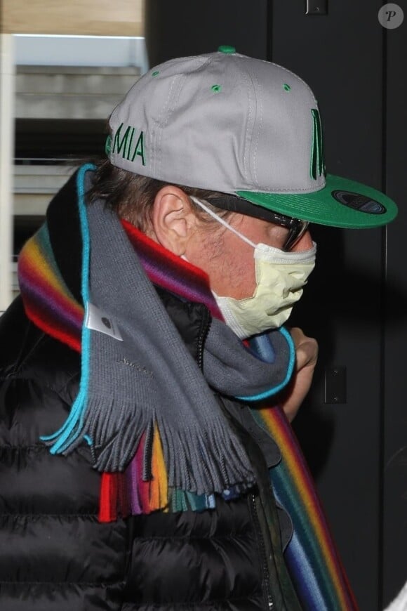 Exclusif - Val Kilmer porte un masque à son arrivée à l'aéroport de LAX à Los Angeles le 21 février 2018