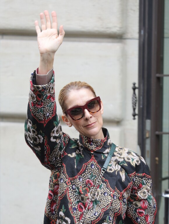 Céline Dion quitte son hôtel le Royal Monceau à Paris pour se rendre à Berlin, le 23 juillet 2017.
