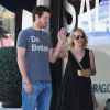 Exclusif - Rachel McAdams et son nouveau compagnon Jamie Linden achètent des oreillers dans une boutique de literie naturelle et organique à Los Angeles le 19 août 2016.