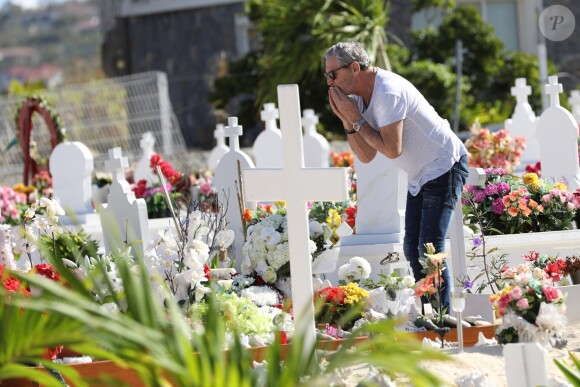 Exclusif - Jean-Claude Darmon est venu se recueillir sur la tombe de son ami Johnny Hallyday au cimetière marin de Lorient à Saint-Barthélemy le 15 mars 2018.