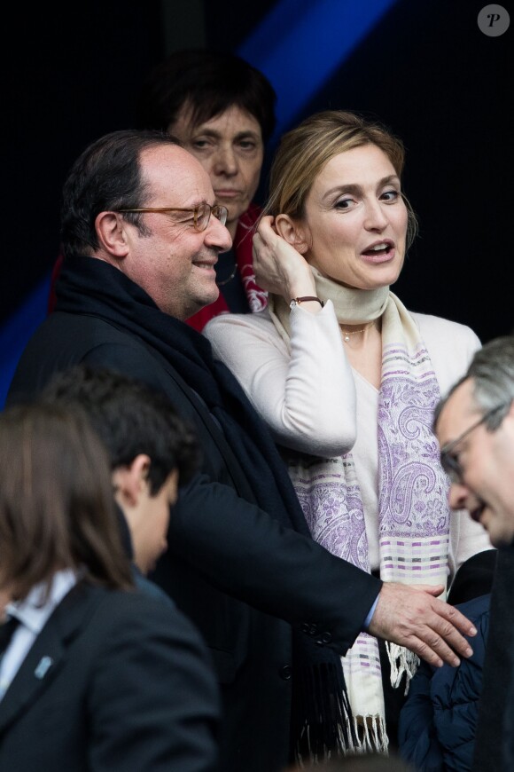 François Hollande et sa compagne Julie Gayet lors du tournoi des six nations de rugby, la France contre l'Angleterre au Stade de France à Saint-Denis, le 10 mars 2018. © Cyril Moreau/Bestimage