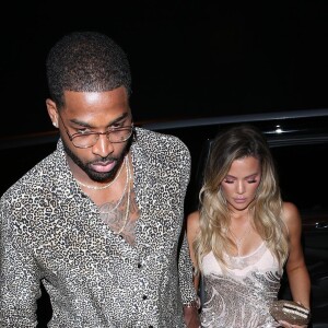 Khloé Kardashian et son compagnon Tristan Thompson arrivent à l'anniversaire surprise de Khloe à los Angeles le 25 juin 2017. 