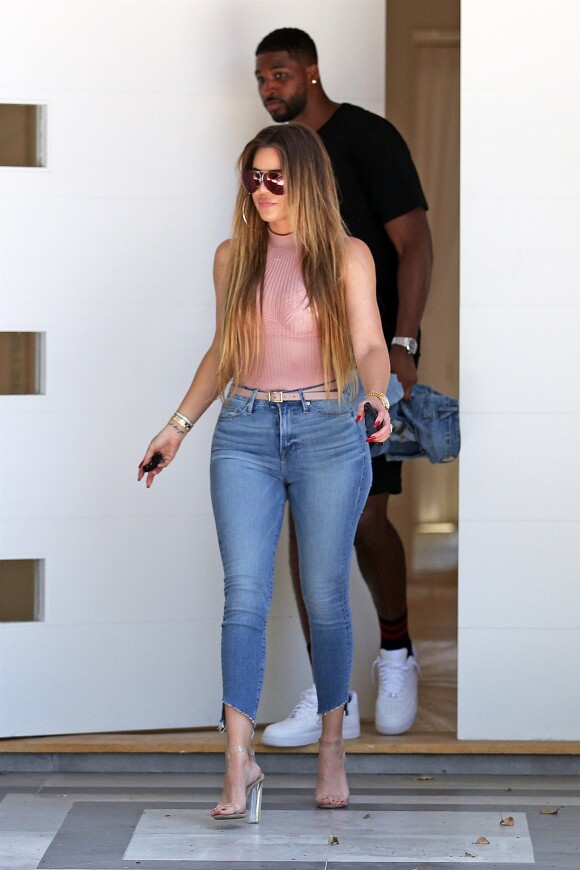 Khloé Kardashian et son petit ami Tristan Thompson sortent de leur maison à Los Angeles le 19 juillet 2017